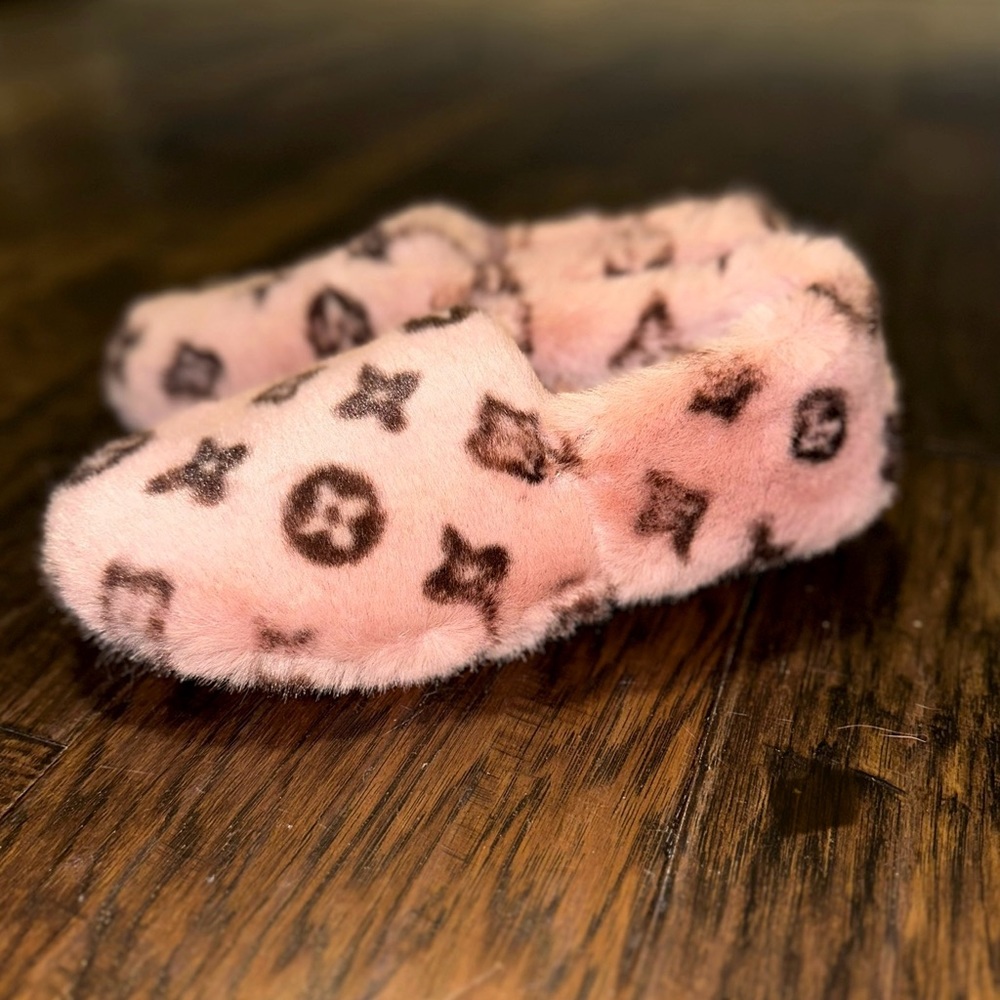 Women’s Fur Sleepers Designer Print Pink With Brown Logo Size 7